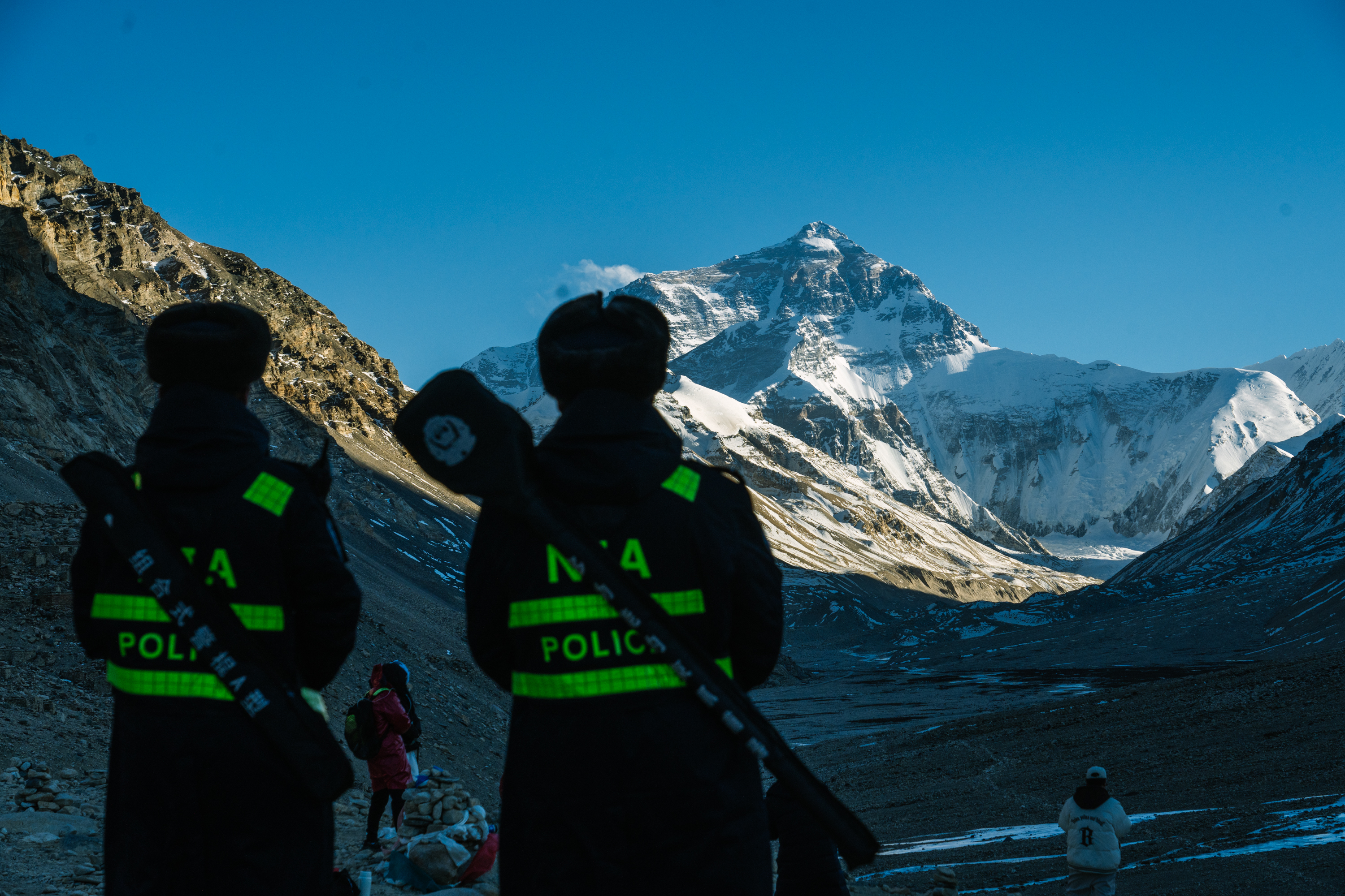 12月24日，西藏出入境边防检查总站珠峰边境派出所移民管理警察在珠峰大本营景区执勤2蒋美灵摄.jpg