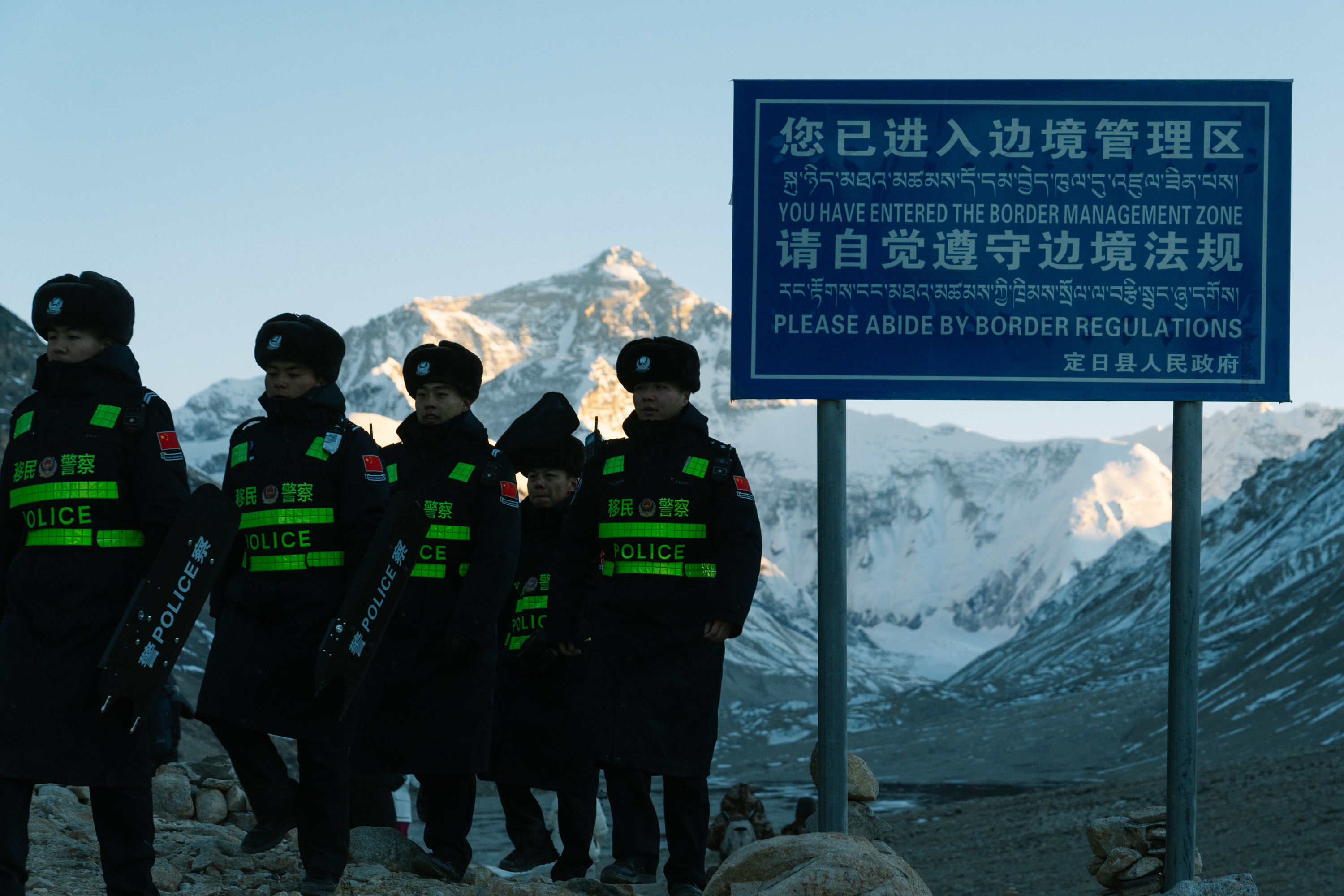 12月24日，西藏出入境边防检查总站珠峰边境派出所移民管理警察在珠峰大本营景区巡逻1蒋美灵摄.jpg