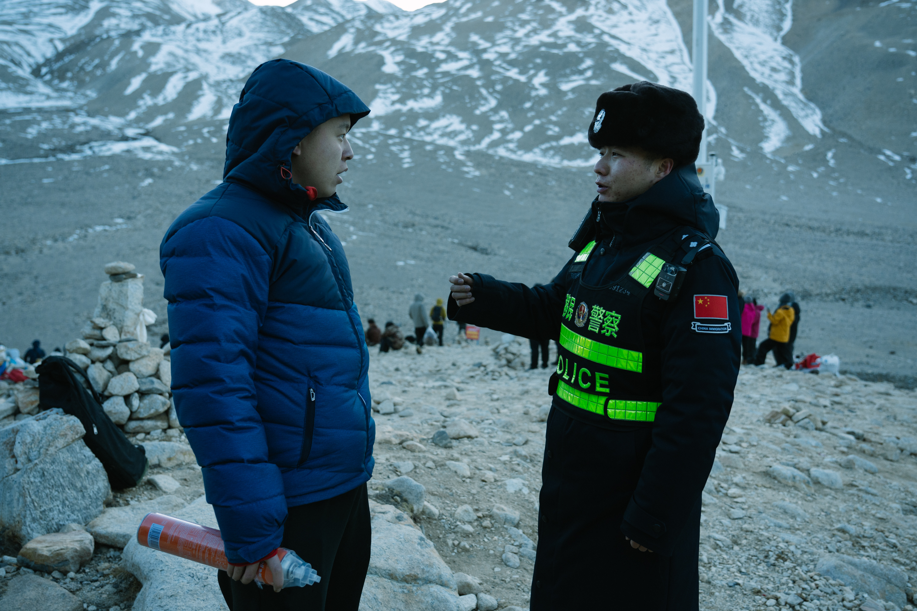 12月24日，西藏出入境边防检查总站珠峰边境派出所移民管理警察在珠峰大本营景区向游客宣讲边境旅游等安全事项蒋美灵摄.jpg